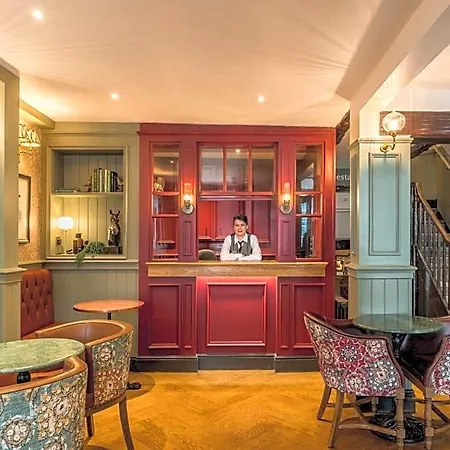 The Kings Arms 3* קזיק